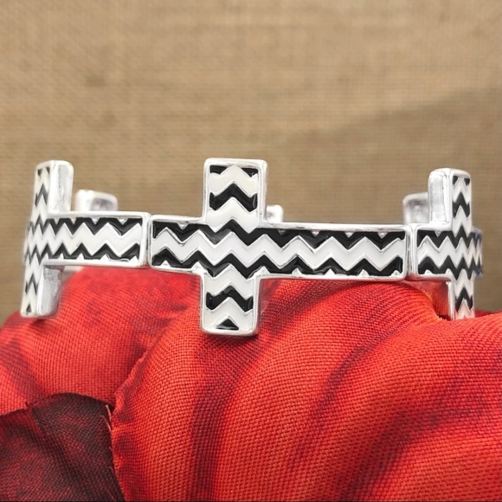 Black White Chevron Cross Stretch Bracelet